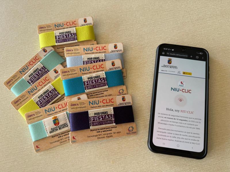Polseres NIU·CLIC personalitzades per a l'Ajuntament de Don Benito amb el missatge «Por unas fiestas libres y seguras», al costat del sistema obert al mòbil