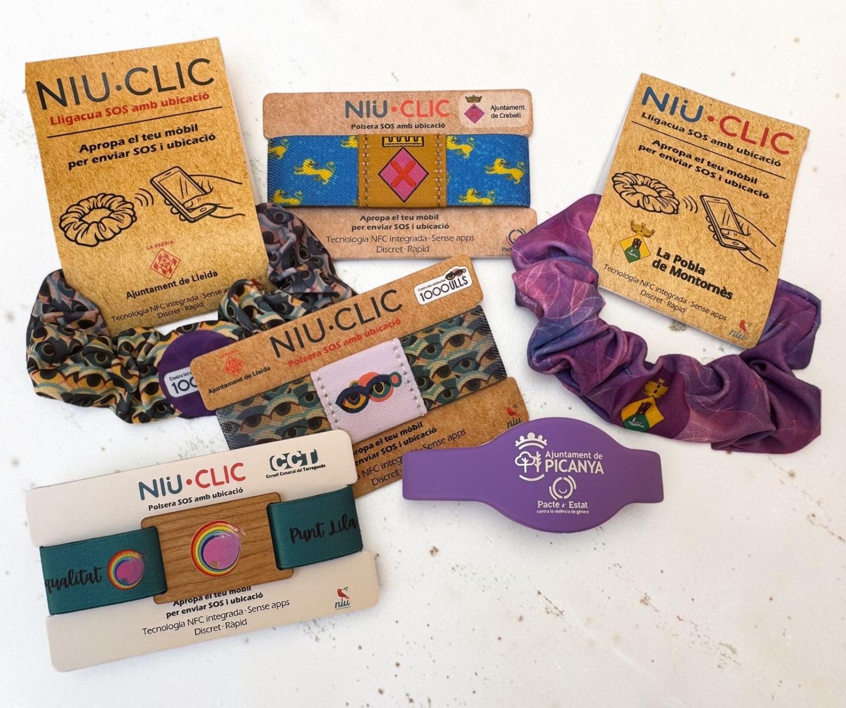 Diferents formats de NIU·CLIC personalitzats: polseres, lligacues i polsera de silicona